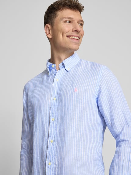 Männermodel trägt Regular Fit Freizeithemd aus reinem Leinen von Polo Ralph Lauren in Mehrfarbig, gestreift, Logo-Detail, Nahaufnahme Oberkörper.