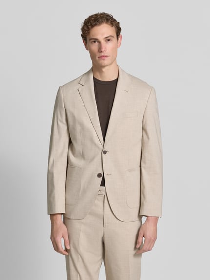 Männermodel trägt Regular Fit Anzugsakko mit Leinen-Viskose-Anteil Modell 'DALI' von SELECTED HOMME in hellem Hahnentrittmuster, Webware, Reverskragen, Allover-Muster, Ganzkörperansicht von vorne.