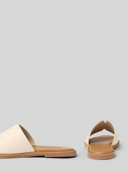Produktfoto, Pantoletten aus echtem Leder von Tamaris, Metallic-Optik, abgerundete offene Schuhspitze, Blockabsatz, Ziersteinbesatz, strukturierte Sohle.