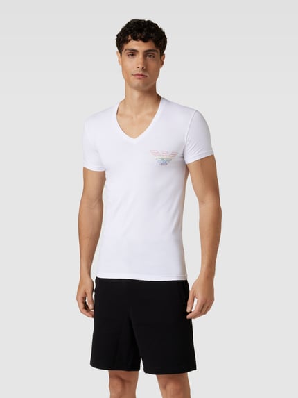 Emporio Armani T-Shirt mit V-Ausschnitt Modell 'RAINBOW LOGO' Weiss 4