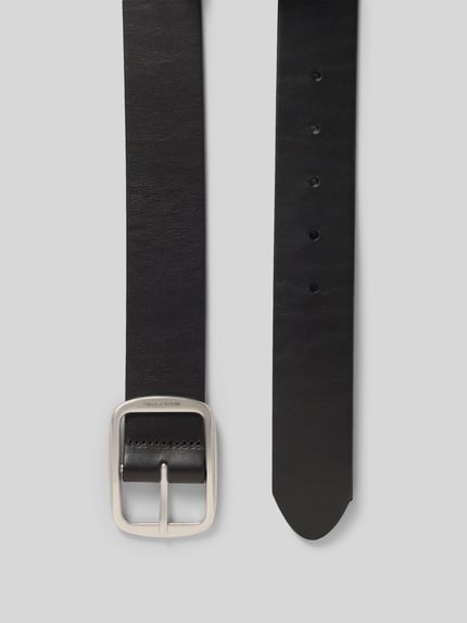 Produktfoto, schwarzer Gürtel aus echtem Rindsleder Modell 'ARINA' von Marc O'Polo mit silberner Schnalle, glatte Textur, Damen Gürtel