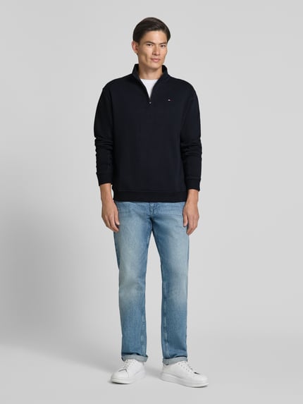 Männermodel trägt Troyer mit Logo-Stitching und gerippten Abschlüssen von HECHTER PARIS in Dunkelblau, Baumwoll-Mix, Regular Fit, Ganzkörperansicht von vorne.