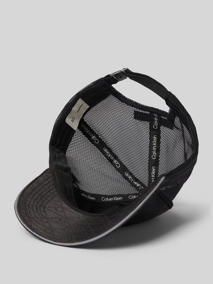Produktfoto, Basecap mit Label-Detail von CK Calvin Klein, czarny, półprzezroczysty materiał, regulowane zapięcie, widoczne logo marki.