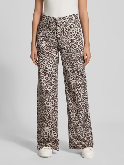 Kobiece model prezentuje Wide Fit Jeans mit Allover-Animal-Print od Marc Cain z elastycznej mieszanki bawełny, 5 kieszeni, zapięcie na guzik i zamek, szerokość w rozmiarze 36: 37 cm, długość nogawki od wewnątrz: 83 cm, motyw panterki, dominują brązowe i beżowe odcienie, faktura miękka, całkowity widok z przodu.