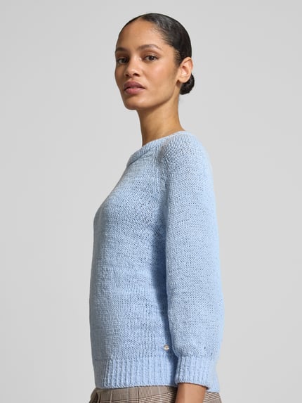 Vrouwenmodel draagt gebreide pullover met ronde hals en 3/4-mouw van monari, katoenmix, regular fit, ruglengte 55 cm, mouwlengte 52 cm, zijaanzicht bovenlichaam