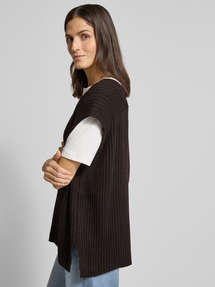 Vrouwenmodel draagt Loose Fit spencer met wol Model 'NOLA' van VILLA SOPHIE, effen look, ribtricot, V-hals, zijaanzicht bovenlichaam.