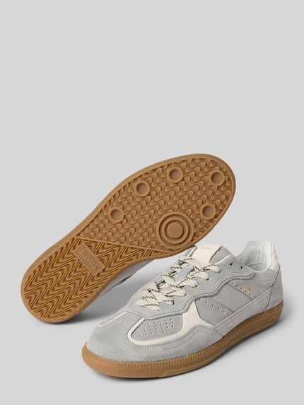 Produktfoto, Sneaker mit Schnürverschluss von ALOHAS aus echtem Leder mit abgerundeter Spitze, strukturiertem Sohlenprofil und Label-Detail.