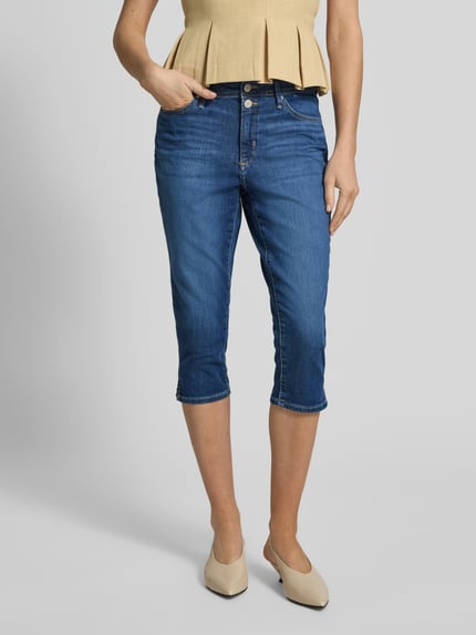Kobieta modelka nosi Slim Fit Caprijeans aus Baumwoll-Mix Modell 'BETSY' od s.Oliver RED LABEL, denim, kolor niebieski, długość 7/8, średni stan, 5 kieszeni, naszywka z logo, mieszanka bawełny; całkowity widok z przodu