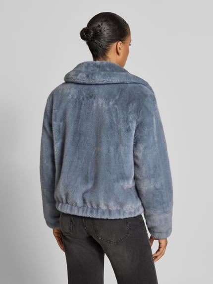 Frauenmodel trägt Regular Fit Jacke aus Kunstfell von FUCHS SCHMITT in Blau mit Umlegekragen, flauschige Textur, Ganzkörperansicht Rückansicht. Rückenlänge 57 cm, Schulterbreite 43 cm, Brustweite 54 cm, Ärmellänge 61 cm.