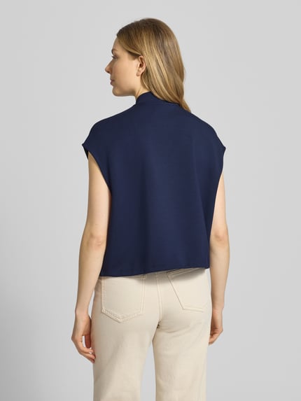 Vrouwenmodel draagt Regular Fit Weste met opstaande kraag van Christian Berg Woman, elastische materiaalmix met modalmix, steekzakken, tunnelkoord in de band en ritssluiting, donkerblauw, rechte lijnen, zachte textuur. Ganzkörperansicht Rückansicht.