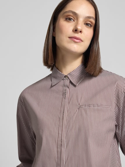 Frauenmodel trägt Regular Fit Bluse mit Brusttasche von Emily Van den Bergh, feine Streifen, Baumwoll-Mix, Nahaufnahme Oberkörper.