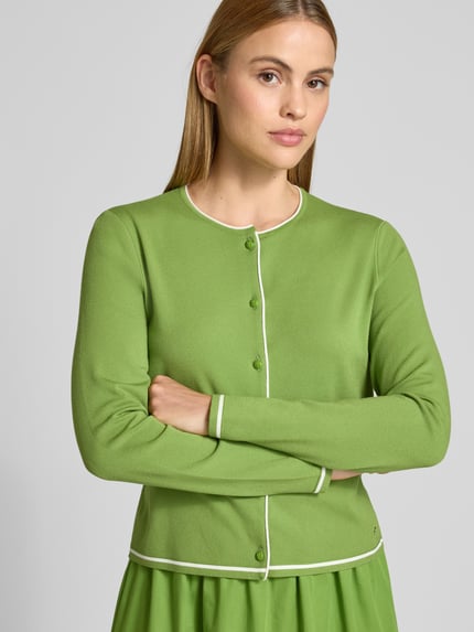 Vrouwenmodel draagt Cardigan aus Viskose-Mix mit Kontrastkante van Marc Cain, rechte fit, ronde hals, knoopsluiting, groene kleur, close-up busteaanzicht.