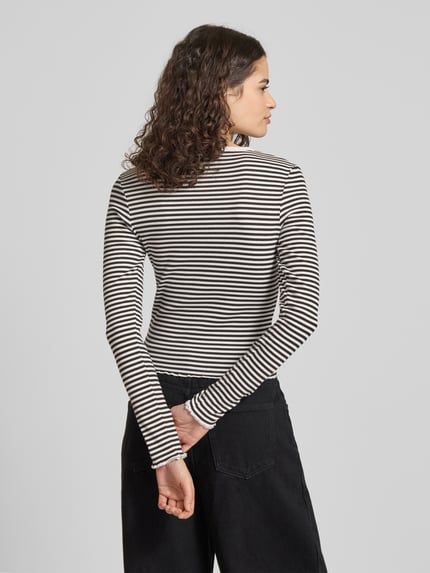 Vrouwenmodel draagt Slim Fit Langarmshirt aus Baumwoll-Mix van Tommy Jeans, gestreept, fijnrib, katoenmix, detailopname rugaanzicht.