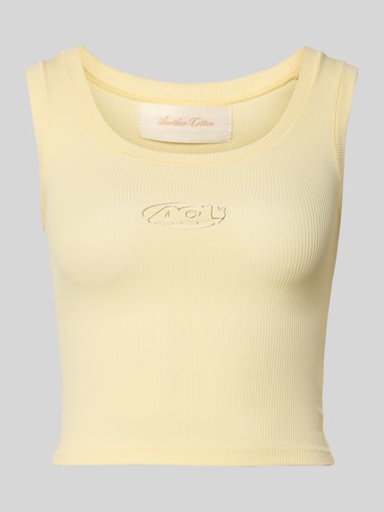 Produktfoto, Slim Fit Top mit Logo-Detail von Another Cotton Lab aus elastischem Baumwoll-Mix in zartem Gelb, Struktur mit feiner Rippen-Textur, Rundhalsausschnitt, Rückenlänge 38 cm in Größe S.