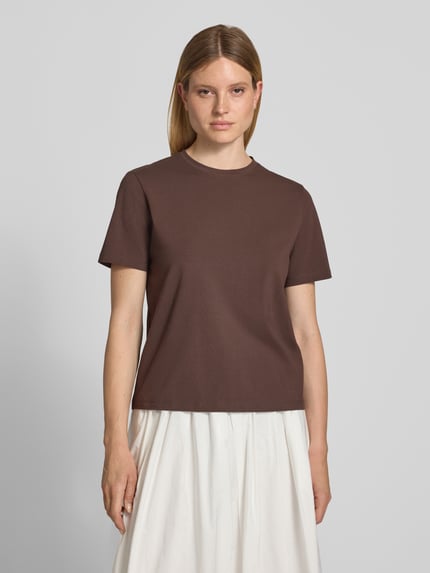 Frauenmodel trägt Damen T-Shirt mit Rundhalsausschnitt Modell 'NORA' von VILA, braun, aus Baumwoll-Elasthan-Mix, Regular-Fit, Rückenlänge 60 cm, Ganzkörperansicht von vorne.