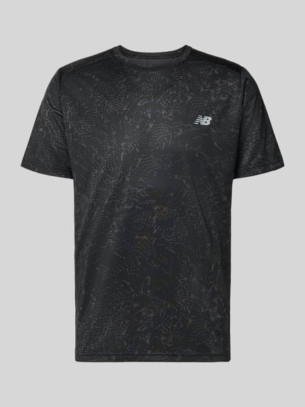 Produktfoto, schwarzes T-Shirt mit grauem Logo-Print und dezentem Muster, Modell 'ESSENTIAL' von New Balance, gerader Schnitt, Rundhalsausschnitt, Rückenlänge bei Größe M 70 cm