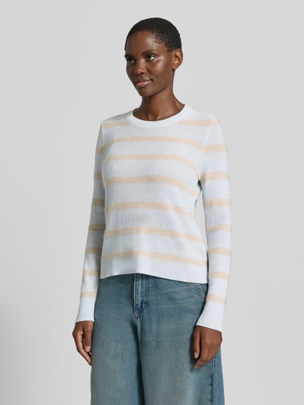 Frauenmodel trägt Strickpullover aus Kaschmir-Mix von Christian Berg Woman mit beigen und weißen Streifen, taillierte Passform, Rundhalsausschnitt, Langarm, Rückenlänge 55 cm, Ärmellänge 68 cm, Ganzkörperansicht von vorne.