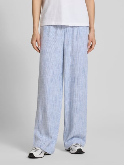 Frauenmodel trägt Loose Fit Weite Hose aus Viskose-Leinen-Mix Modell 'SIESTA' von Only in Two-Tone-Optik mit Flammgarn, seitliche Eingrifftaschen, elastischer Bundabschluss, Ganzkörperansicht von vorne.