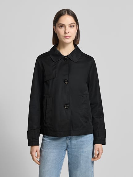 Frauenmodel trägt Jacke mit Umlegekragen und Eingrifftaschen von Gil Bret aus schwarzem Baumwoll-Mix im Regular-Fit, Ganzkörperansicht von vorne. Rückenlänge bei Größe 36: 65 cm, Schulterbreite: 40 cm, Brustweite: 49 cm, Ärmellänge: 65 cm.