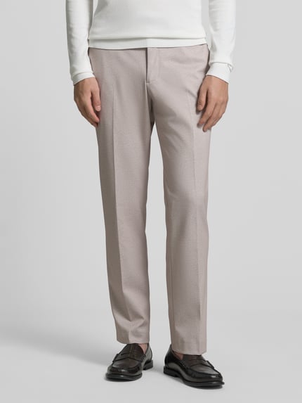 Męski model nosi Stoffhose mit Gesäßtaschen od Christian Berg Men w prostym kroju, beżowy kolor, tkanina z fakturą, szerokość w rozmiarze 50: 35 cm, długość nogawki: 82 cm, widok na całe ciało z przodu.