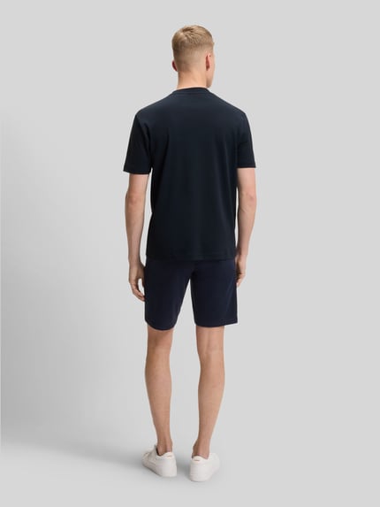 Männermodel trägt Regular Fit T-Shirt aus reiner Baumwolle Modell 'TE_INTERLOCK' von BOSS Orange, Optik: Unifarben, Ganzkörperansicht Rückansicht.