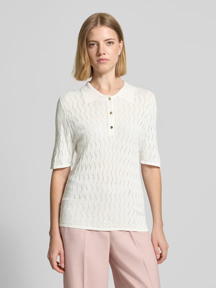 Vrouwenmodel draagt Regular Fit poloshirt uit viscosemix van s.Oliver BLACK LABEL, look: effen, ajourpatroon, fijngebreid, korte mouw, polokraag, korte knoopsluiting, voorkant volledig zichtbaar, ganzkörperansicht van voren.