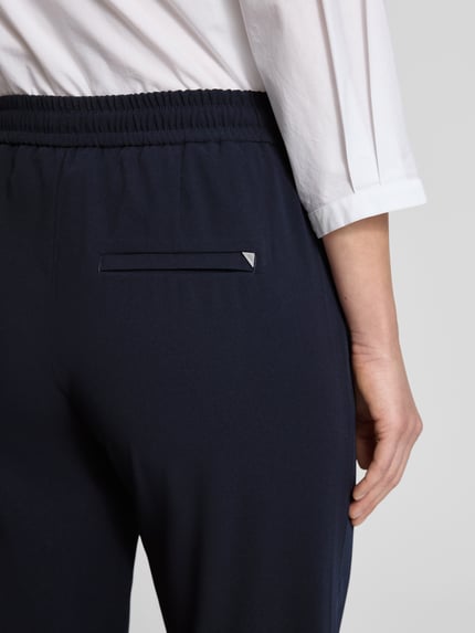 Frauenmodel trägt Stoffhose mit elastischem Bund Modell 'Christy' von MAC in Dunkelblau, Material-Mix, Detailaufnahme Hüfte.