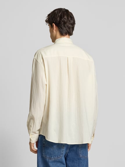 Weekday Oversized Fit Freizeithemd mit Knopfleiste Modell 'Seersucker' Dunkelgrau 5