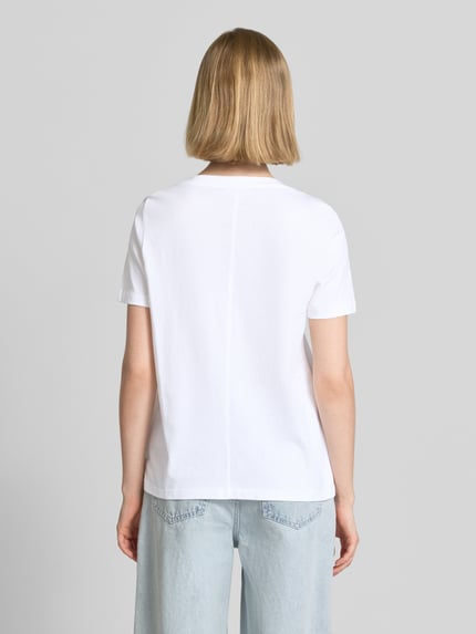Frauenmodel trägt Regular Fit T-Shirt aus reiner Baumwolle von s.Oliver RED LABEL, unifarbenes Jersey mit Motiv-Print, Ganzkörperansicht Rückansicht.