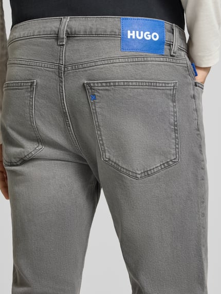 Männermodel draagt Super Slim Fit Jeans aus Baumwoll-Mix Modell 'Zane' van HUGO Blue, grijs, detailopname achterkant
