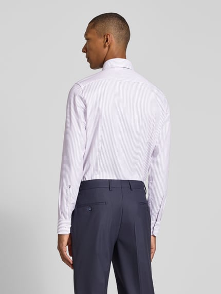 Männermodel draagt wit-paars gestreept slim fit zakelijk overhemd van katoen model 'Spread Kent' van Seidensticker Heren, volledige achterkantaanzicht.