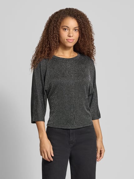 Frauenmodel trägt Langarmshirt mit glänzender Oberfläche von ONLY, runder Ausschnitt, 3/4-Arm, Jersey, Vorderansicht Ganzkörperansicht.