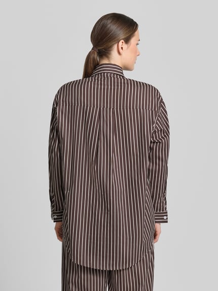 Kobiece modelka nosi Regular Fit Bluzę z czystej bawełny model 'MAVIE' od VILLA SOPHIE, brązowe pionowe paski, krój regular fit, bawełna, widok całej sylwetki z tyłu