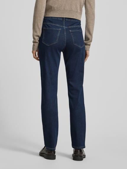 Frauenmodel trägt Skinny Fit Jeans in 5-Pocket-Design von Christian Berg Woman in Dunkelblau mit Kontrastnähten, Baumwollmischung mit Viskose-Anteil, Ganzkörperansicht Rückansicht.