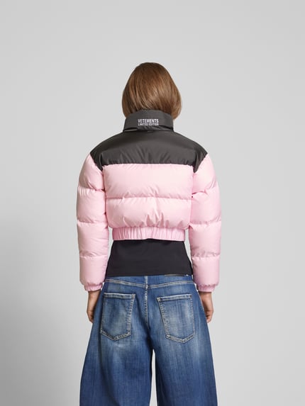 VETEMENTS Kort gewatteerd jack met steekzakken Felroze - 5