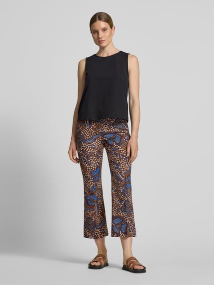 Frauenmodel trägt Schmale Hose aus Baumwoll-Mix Modell 'DONDE' von Weekend Max Mara mit Allover-Muster in Blau-Braun, Slim Fit, Ganzkörperansicht von vorne.