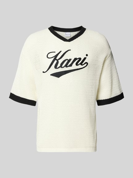 Produktfoto, T-Shirt in Häkel-Optik mit V-Ausschnitt von KARL KANI aus Baumwoll-Mix, locker geschnitten, Label-Stitching, cremefarben mit schwarzen Rändern