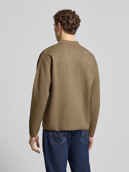 Mannelijk model draagt Strickpullover mit Polokragen Modell 'BLABRADFORT' van Jack & Jones Premium, bruine kleur, losse pasvorm, rugaanzicht.