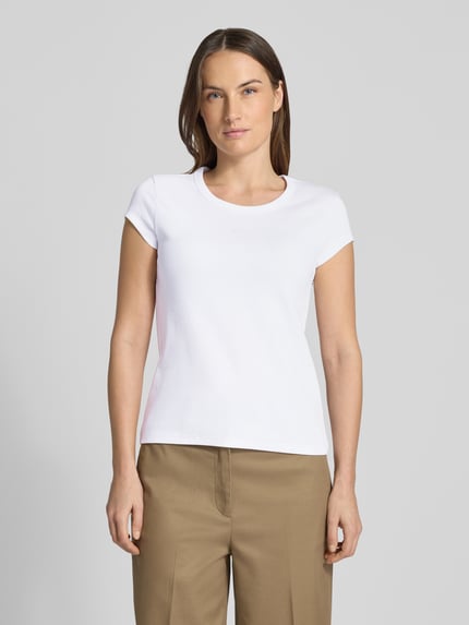 Frauenmodel trägt Slim Fit T-Shirt aus Baumwoll-Mix Modell 'C_ECUTE' von BOSS Orange in Weiß mit Rundhals, kurzarm, unifarben, Nahaufnahme Oberkörper.