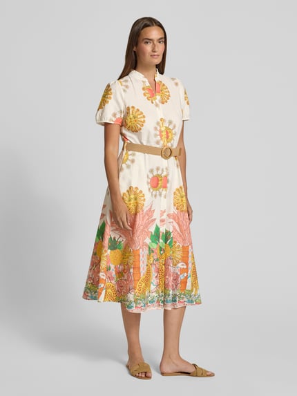 Frauenmodel trägt Midikleid im Allover-Look mit Gürtel von MORE & MORE aus Reine Baumwolle in A-Linie, Ganzkörperansicht von vorne.