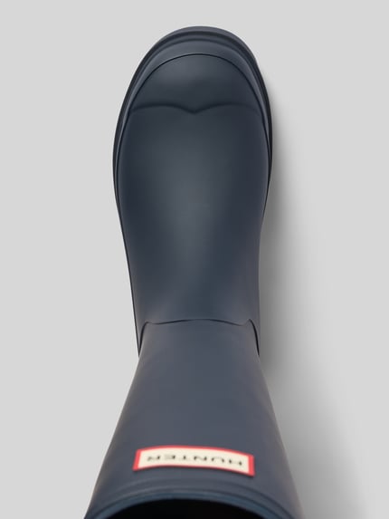 Produktfoto, Stiefel mit Logo-Detail von Hunter, granatowy kolor, gładka optyka, profilowana podeszwa, zaokrąglony czubek, detal z logo, Wysokość obcasa 3 cm, Wysokość cholewki 37 cm, Szerokość cholewki 16 cm, krój zaokrąglony
