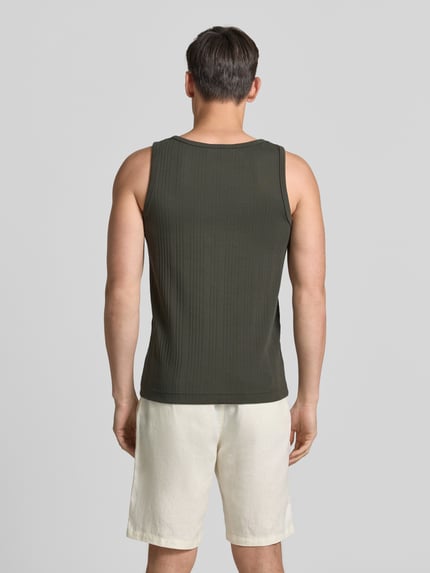 Mężczyznę model nosi Regular Fit Tank Top aus Baumwoll-Mix Modell 'ANDRE' od SELECTED HOMME, kolor ciemnozielony, struktura prążkowana, okrągły dekolt, szerokie ramiączka, materiał bawełniany, krój regular fit, widok całej sylwetki z tyłu.