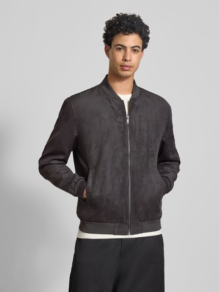 Männermodel trägt Regular Fit Blouson in Lederoptik Modell 'LUCAS' von Only & Sons, Farbe Unifarben, Kunstleder, Ganzkörperansicht von vorne.