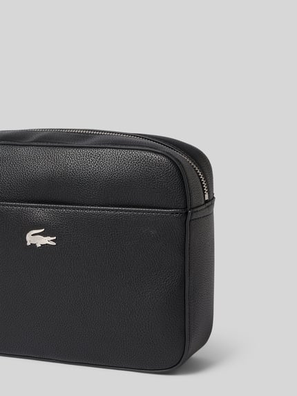 Produktfoto, Kulturbeutel mit Label-Detail von Lacoste in Schwarz mit feiner Narbung und silbernem Reißverschluss, Herren Kulturbeutel/Kosmetiktasche.