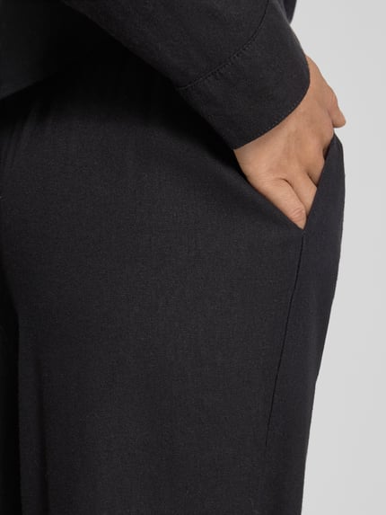 Frauenmodel trägt Weite Hose aus Viskose-Leinen-Mix Modell 'GOA' von Only, Optik: Unifarben, seitliche Eingrifftaschen, Detailaufnahme.