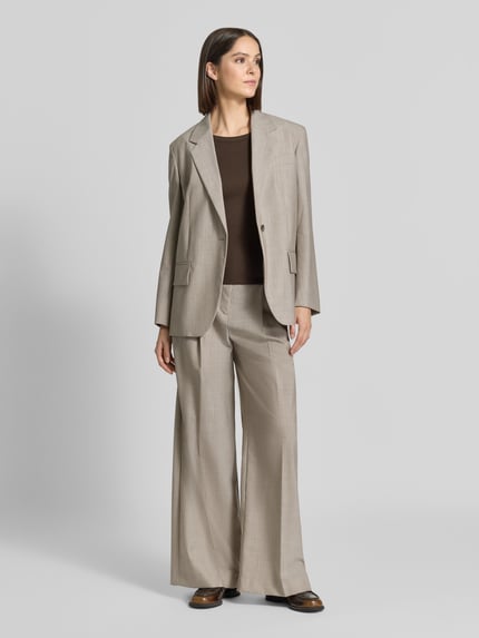 Frauenmodel trägt Regular Fit Langarmshirt aus Baumwoll-Mix von Oui, Damen Langarmshirt mit Rundhalsausschnitt, Ganzkörperansicht von vorne.