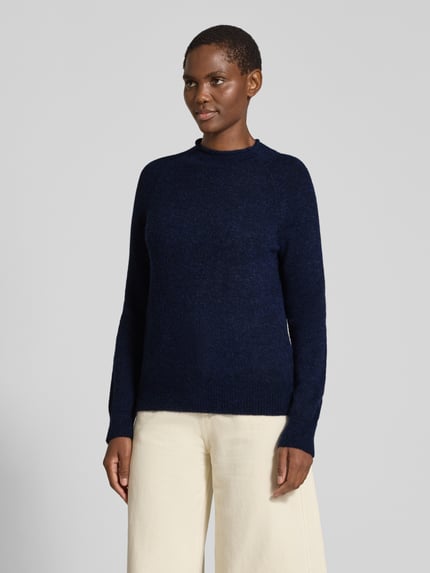 Frauenmodel trägt dunkelblauen Regular Fit Pullover aus Alpaka-Woll-Mix Modell 'Fesperanasy' von BOSS Orange, Feinstrick, Gerippte Abschlüsse, Ganzkörperansicht von vorne.