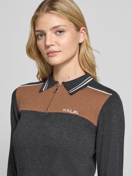 Modelka kobieca nosi Slim Fit Strickpullover aus Viskose-Mix mit Kaschmir-Anteil od Karo Kauer, kontrast brązu i ciemnej szarości, ozdobny suwak, widoczne label-stitching, krój slim fit, polokragen, damski sweter z długim rękawem, tekstura dzianiny, Nahaufnahme oberkörper.