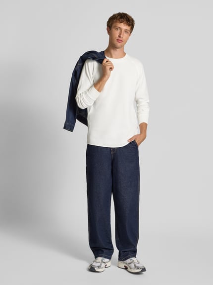 Männermodel trägt Longsleeve mit Strukturmuster und Logo von G-Star Raw, materiaal-mix met katoen, regular fit, witte kleur, ronde hals, logo, ruglengte maat M 78 cm, Ganzkörperansicht von vorne.
