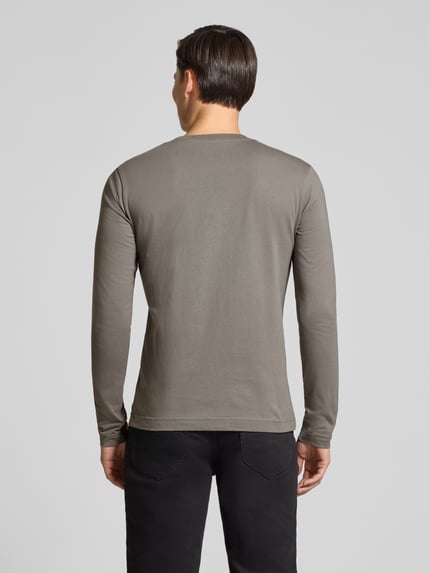 Männermodel draagt Shaped Fit shirt met lange mouwen van puur katoen van Marc O'Polo in grijs, Ganzkörperansicht Rückansicht.